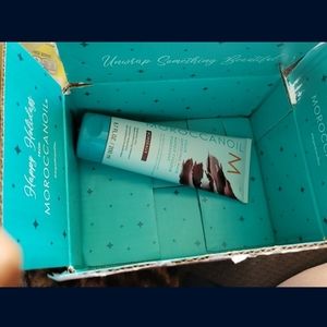 Moroccanoil bordeaux hair color mask
